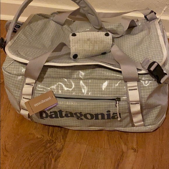 Patagonia Handbags - Patagonia Black Hole Duffel 40L NWT